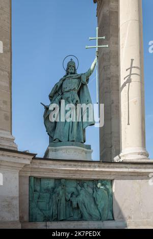 Statua di Stefano i d'Ungheria nel Monumento del Millennio in Piazza degli Eroi - Budapest, Ungheria Foto Stock