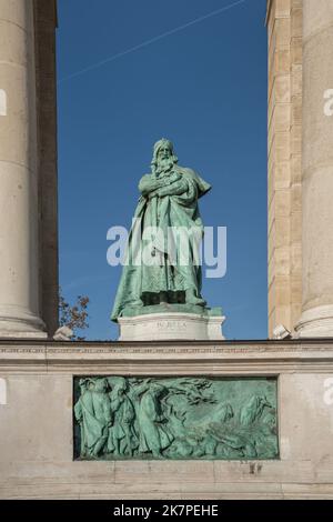 Statua di Bela IV d'Ungheria nel Monumento del Millennio in Piazza degli Eroi - Budapest, Ungheria Foto Stock