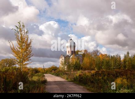 Chiesa del Salvatore sulla collina di Nereditsa vicino a Novgorod. Panorama autunnale con antica chiesa ortodossa russa Foto Stock