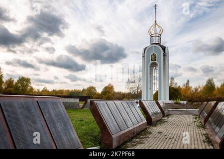 Regione di Novgorod, Myasnoy Bor, Russia - 08 ottobre 2022: Complesso commemorativo con tombe di massa di soldati che sono morti vicino al villaggio di Myasnoy Bor, nel sito o Foto Stock