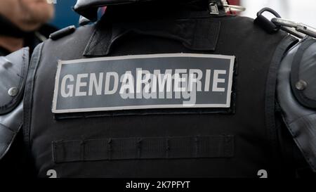 Primo piano marcatura 'GENDARMERIE' scritta sul retro di un giubbotto a prova di proiettile indossato da un gendarme francese in una strada a Parigi, in Francia Foto Stock