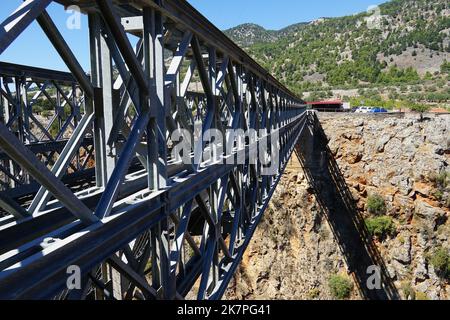 Ponte di Aradena, ponte di legno (Bailey), villaggio di Aradena, Creta, Grecia, Europa Foto Stock