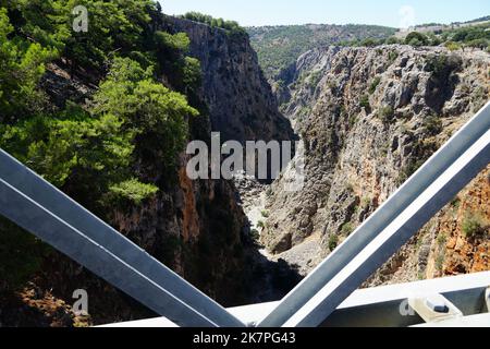 Ponte di Aradena, ponte di legno (Bailey), villaggio di Aradena, Creta, Grecia, Europa Foto Stock