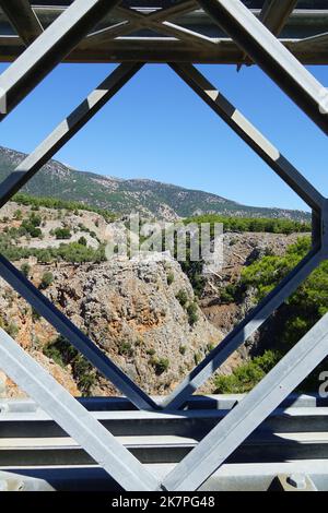 Ponte di Aradena, ponte di legno (Bailey), villaggio di Aradena, Creta, Grecia, Europa Foto Stock