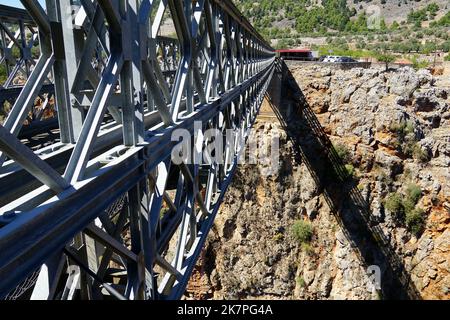 Ponte di Aradena, ponte di legno (Bailey), villaggio di Aradena, Creta, Grecia, Europa Foto Stock