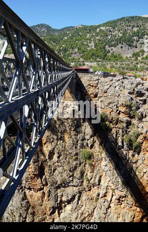 Ponte di Aradena, ponte di legno (Bailey), villaggio di Aradena, Creta, Grecia, Europa Foto Stock