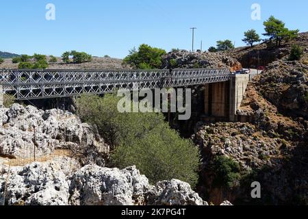 Ponte di Aradena, ponte di legno (Bailey), villaggio di Aradena, Creta, Grecia, Europa Foto Stock