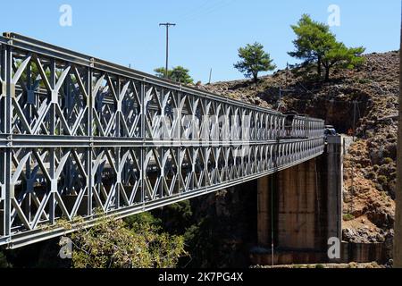 Ponte di Aradena, ponte di legno (Bailey), villaggio di Aradena, Creta, Grecia, Europa Foto Stock