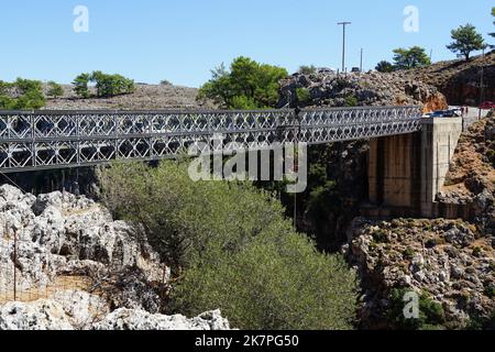 Ponte di Aradena, ponte di legno (Bailey), villaggio di Aradena, Creta, Grecia, Europa Foto Stock