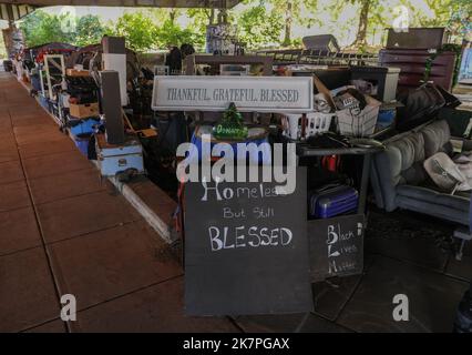 Washington, Stati Uniti d'America. 14th Ott 2022. Un collage ornato di oggetti segna l'ingresso di un accampamento senza tetto sotto il cavalcavia a 3rd St & Virginia Ave. Se a Washington, DC venerdì 14 2022 ottobre a Washington, DC l'accampamento conteneva 9 tende che ospitavano un numero indeterminato di persone senza tetto. Credito: Jemal Countess/CNP/Sipa USA (RESTRIZIONE: NON sono disponibili giornali o quotidiani di New York o New Jersey entro un raggio di 75 miglia da New York City) credito: Sipa USA/Alamy Live News Foto Stock