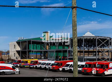 Canada Post furgoni allineati in un parcheggio a Montreal, Quebec, Canada Foto Stock