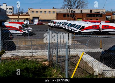 Canada Post furgoni allineati in un parcheggio a Montreal, Quebec, Canada Foto Stock
