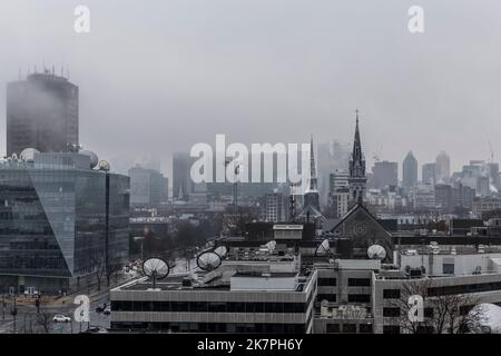 Una vista di Montreal, guardando ad ovest da Jacques-Cartier Bridge, con nube bassa, Quebec, Canada Foto Stock