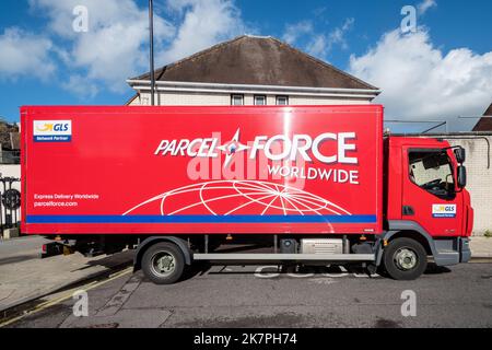 Parcelforce Worldwide camion furgone in un centro città inglese, Regno Unito Foto Stock