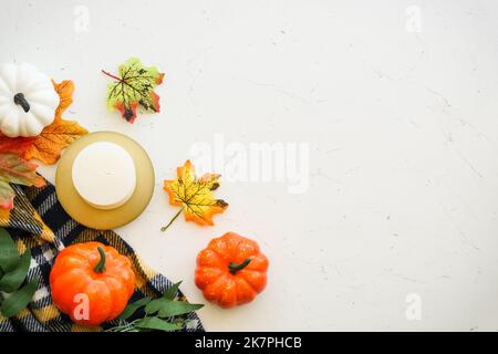 Fondo piatto autunnale con spazio copia su carta a colori. Foto Stock