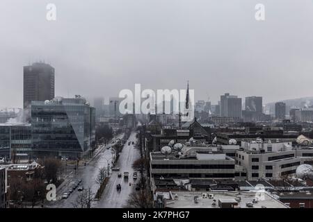 Una vista di Montreal, guardando ad ovest da Jacques-Cartier Bridge, con nube bassa, Quebec, Canada Foto Stock