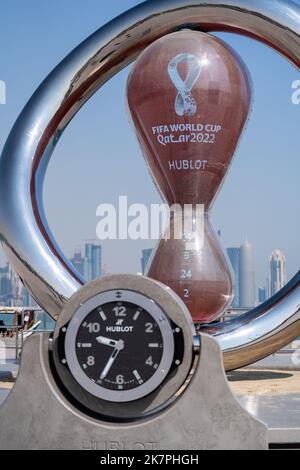 Doha, Qatar - 14 ottobre 2022: Coppa del mondo FIFA 2022 Qatar conto alla rovescia sulla Corniche di Doha. Foto Stock