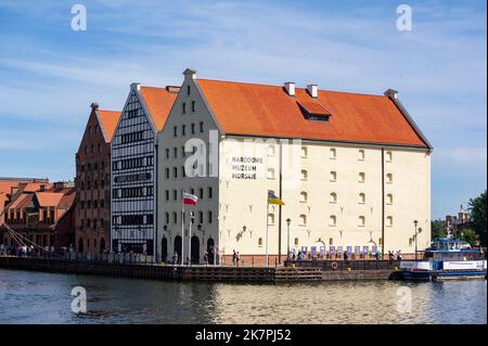 GDANSK, POLONIA - 30 LUGLIO 2022: Narodowe Muzeum Morskie edificio sulla riva del fiume Stara Motlawa Foto Stock