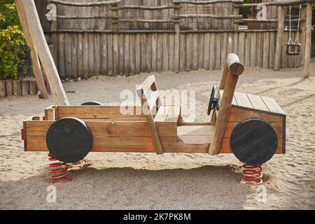 Divertente macchina di legno in un parco giochi in Danimarca Foto Stock