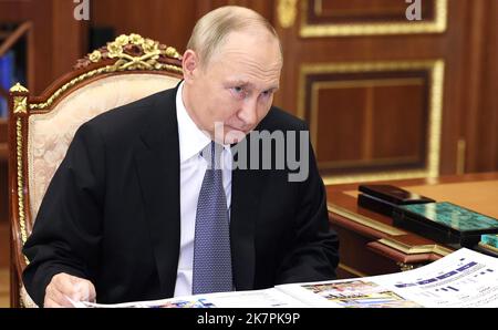 Mosca, Russia. 18th Ott 2022. Il presidente russo Vladimir Putin incontra il governatore della regione di Samara Dmitry Azarov (non mostrato) a Mosca, in Russia, martedì 18 ottobre 2022. Lo sviluppo della regione è stato discusso, ha detto il Cremlino. Foto di Kremlin Pool/UPI Credit: UPI/Alamy Live News Foto Stock