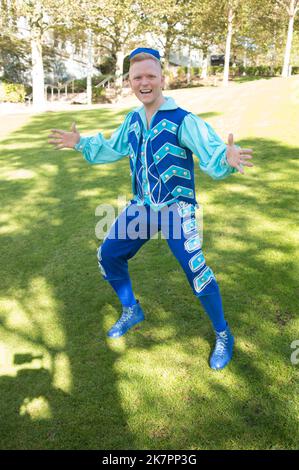 Lewis Devine, protagonista di sontuosi costumi all'Hilton Hotel Liverpool, per il lancio della Cenerentola Pantomime al Theatre Royal St Helens, protagonista del BGT Winner e secondo classificato e Kimberley Hart-Simpson, da Coronation Street (Terry Scott/SPP) Credit: SPP Sport Press Photo. /Alamy Live News Foto Stock