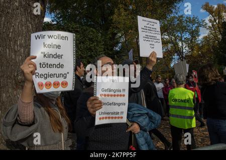 Berlino, Germania. 16th Ott 2022. I manifestanti si sono riuniti presso l'Ambasciata dell'Iran a Berlino il 16 ottobre 2022. La ragione dell'incontro è stata la seguente: Gli incidenti avvenuti nella prigione di Evin a Teheran dopo lo scoppio di un incendio il 15 ottobre. I manifestanti hanno sostenuto i segnali. Negli interventi hanno ricordato di essere pieni di rabbia e hanno chiesto il rilascio immediato dei prigionieri. Principalmente la prigione è usata per ospitare i prigionieri politici, torturare e ucciderli, e questo deve cessare, e la politica tedesca deve mettere più pressione sulla leadership iraniana.(Photo by Michael Kuenne/PRESSCOV/Sipa USA) Credit: Sipa USA/Alamy Live News Foto Stock