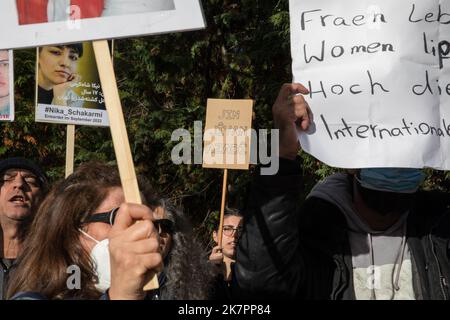 Berlino, Germania. 16th Ott 2022. I manifestanti si sono riuniti presso l'Ambasciata dell'Iran a Berlino il 16 ottobre 2022. La ragione dell'incontro è stata la seguente: Gli incidenti avvenuti nella prigione di Evin a Teheran dopo lo scoppio di un incendio il 15 ottobre. I manifestanti hanno sostenuto i segnali. Negli interventi hanno ricordato di essere pieni di rabbia e hanno chiesto il rilascio immediato dei prigionieri. Principalmente la prigione è usata per ospitare i prigionieri politici, torturare e ucciderli, e questo deve cessare, e la politica tedesca deve mettere più pressione sulla leadership iraniana.(Photo by Michael Kuenne/PRESSCOV/Sipa USA) Credit: Sipa USA/Alamy Live News Foto Stock