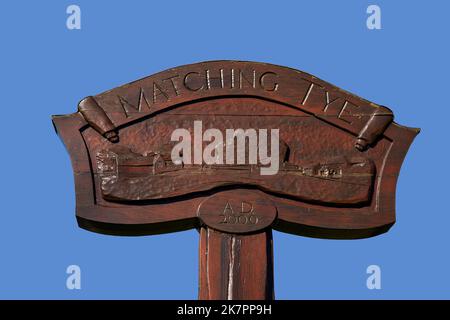 Nome del villaggio segno e verde corrispondente Tye Harlow Essex Foto Stock