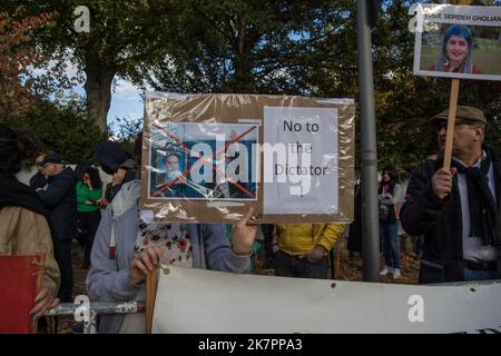 Berlino, Germania. 16th Ott 2022. I manifestanti si sono riuniti presso l'Ambasciata dell'Iran a Berlino il 16 ottobre 2022. La ragione dell'incontro è stata la seguente: Gli incidenti avvenuti nella prigione di Evin a Teheran dopo lo scoppio di un incendio il 15 ottobre. I manifestanti hanno sostenuto i segnali. Negli interventi hanno ricordato di essere pieni di rabbia e hanno chiesto il rilascio immediato dei prigionieri. Principalmente la prigione è usata per ospitare i prigionieri politici, torturare e ucciderli, e questo deve cessare, e la politica tedesca deve mettere più pressione sulla leadership iraniana.(Photo by Michael Kuenne/PRESSCOV/Sipa USA) Credit: Sipa USA/Alamy Live News Foto Stock