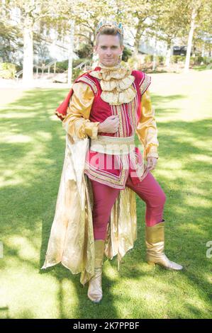 Joe sleight, tutti protagonisti in sontuosi costumi all'Hilton Hotel Liverpool, per il lancio della Cenerentola Pantomime al Theatre Royal St Helens, protagonista del BGT Winner e secondo classificato e Kimberley Hart-Simpson, da Coronation Street (Terry Scott/SPP) Credit: SPP Sport Press Photo. /Alamy Live News Foto Stock