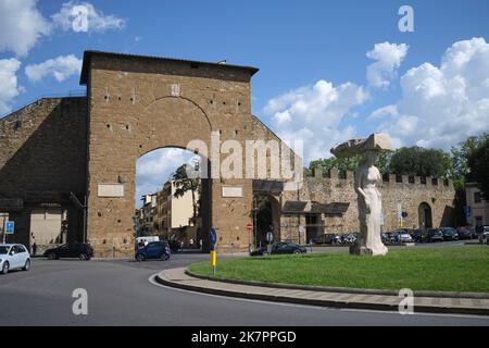 Porta Romana porta con la scultura Dietrofront di Pistoletto Piazzale di porta Romana Firenze Italia Foto Stock