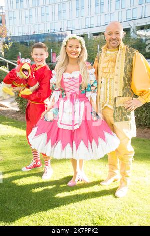 Jamie Leahey e Chuck, Kimberley Hart-Simpson, Jon Courtenay, tutti protagonisti in sontuosi costumi all'Hilton Hotel Liverpool, per il lancio della Cenerentola Pantomime al Theatre Royal St Helens, Starring BGT Winner and Runner up e Kimberley Hart-Simpson, da Coronation Street (Terry Scott/SPP) Photo Credit: SPP Sport Press. /Alamy Live News Foto Stock