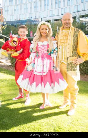 Jamie Leahey e Chuck, Kimberley Hart-Simpson, Jon Courtenay, tutti protagonisti in sontuosi costumi all'Hilton Hotel Liverpool, per il lancio della Cenerentola Pantomime al Theatre Royal St Helens, Starring BGT Winner and Runner up e Kimberley Hart-Simpson, da Coronation Street (Terry Scott/SPP) Photo Credit: SPP Sport Press. /Alamy Live News Foto Stock