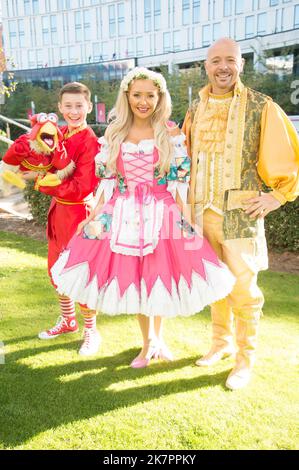 Jamie Leahey e Chuck, Kimberley Hart-Simpson, Jon Courtenay, tutti protagonisti in sontuosi costumi all'Hilton Hotel Liverpool, per il lancio della Cenerentola Pantomime al Theatre Royal St Helens, Starring BGT Winner and Runner up e Kimberley Hart-Simpson, da Coronation Street (Terry Scott/SPP) Photo Credit: SPP Sport Press. /Alamy Live News Foto Stock