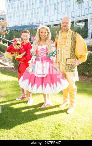 Jamie Leahey e Chuck, Kimberley Hart-Simpson, Jon Courtenay, tutti protagonisti in sontuosi costumi all'Hilton Hotel Liverpool, per il lancio della Cenerentola Pantomime al Theatre Royal St Helens, Starring BGT Winner and Runner up e Kimberley Hart-Simpson, da Coronation Street (Terry Scott/SPP) Photo Credit: SPP Sport Press. /Alamy Live News Foto Stock