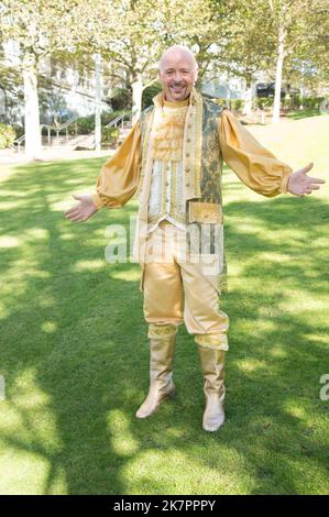 Jon Courtenay, star del tutto in sontuosi costumi all'Hilton Hotel Liverpool, per il lancio della Cenerentola Pantomime al Theatre Royal St Helens, protagonista del BGT Winner e secondo classificato e Kimberley Hart-Simpson, da Coronation Street (Terry Scott/SPP) Credit: SPP Sport Press Photo. /Alamy Live News Foto Stock