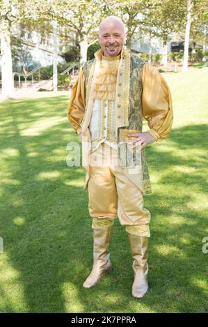 Jon Courtenay, star del tutto in sontuosi costumi all'Hilton Hotel Liverpool, per il lancio della Cenerentola Pantomime al Theatre Royal St Helens, protagonista del BGT Winner e secondo classificato e Kimberley Hart-Simpson, da Coronation Street (Terry Scott/SPP) Credit: SPP Sport Press Photo. /Alamy Live News Foto Stock