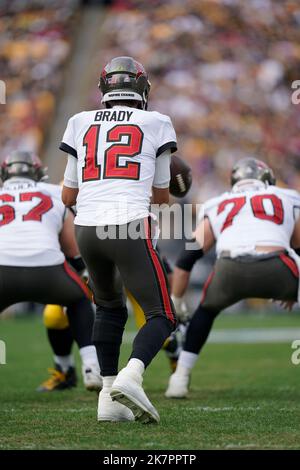 Pittsburgh, Pennsylvania, Stati Uniti. 16th Ott 2022. Tom Brady #12 durante il Pittsburgh Steelers contro Tampa Bay Buccaneers allo stadio di Acrisure. (Credit Image: © AMG/AMG via ZUMA Press Wire) Foto Stock