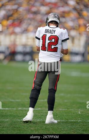 Pittsburgh, Pennsylvania, Stati Uniti. 16th Ott 2022. Tom Brady #12 durante il Pittsburgh Steelers contro Tampa Bay Buccaneers allo stadio di Acrisure. (Credit Image: © AMG/AMG via ZUMA Press Wire) Foto Stock