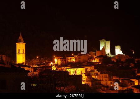 Pacentro - Abruzzo - Italia - veduta notturna del piccolo borgo, con le alte torri del Castello di Caldora e l'alto campanile della chiesa madre Foto Stock