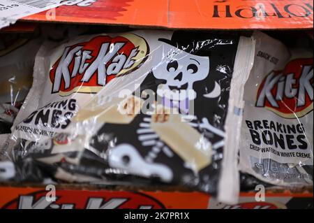 New York, Stati Uniti. 18th Ott 2022. Una scatola di sacchetti pieni di caramelle a tema Halloween in esposizione presso il negozio Walgreens in preparazione per Halloween, nel quartiere di Queens, New York, 18 ottobre 2022. Secondo l'ultimo rapporto sull'inflazione dell'Ufficio di statistica del lavoro, i prezzi sono aumentati del 13,1% rispetto all'anno scorso. (Foto di Anthony Behar/Sipa USA) Credit: Sipa USA/Alamy Live News Foto Stock