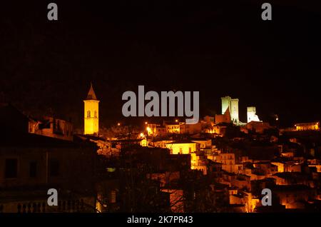 Pacentro - Abruzzo - Italia - veduta notturna del piccolo borgo, con le alte torri del Castello di Caldora e l'alto campanile della chiesa madre Foto Stock