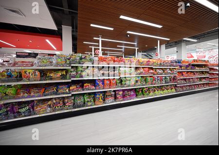 New York, Stati Uniti. 18th Ott 2022. Sacchetti di caramelle in esposizione presso un negozio Target in preparazione per Halloween, nel quartiere di Queens, New York City, 18 ottobre 2022. Secondo l'ultimo rapporto sull'inflazione dell'Ufficio di statistica del lavoro, i prezzi sono aumentati del 13,1% rispetto all'anno scorso. (Foto di Anthony Behar/Sipa USA) Credit: Sipa USA/Alamy Live News Foto Stock