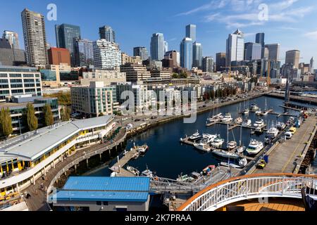 Skyline del centro di Seattle visto dal molo 66 sul lungomare - Seattle, Washington, Stati Uniti Foto Stock