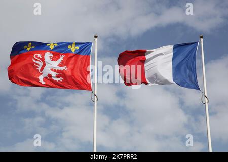 Bandiera della città di Lione e bandiera francese Foto Stock