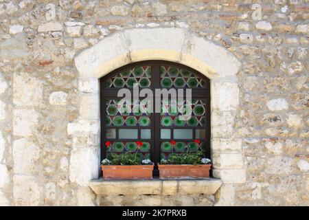 Finestra colorata nel borgo medievale di Perouges in Francia Foto Stock