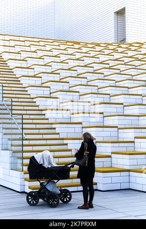 Billund, Danimarca - 30 ottobre 2017: L'edificio Lego House a Billund e una donna con passeggino Foto Stock