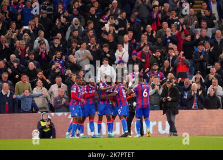 Eberechi Eze di Crystal Palace festeggia con i suoi compagni di squadra dopo aver segnato il primo gol della partita durante la partita della Premier League al Selhurst Park, Londra. Data immagine: Martedì 18 ottobre 2022. Foto Stock