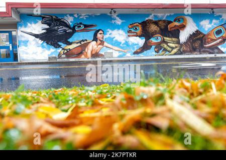 Murale di Bill Ray, Jr. "Raven Discovering Mankind in a Clam Shell" nel City Municipal Building nel centro di Juneau, Alaska, USA Foto Stock