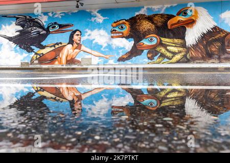 Murale di Bill Ray, Jr. "Raven Discovering Mankind in a Clam Shell" nel City Municipal Building nel centro di Juneau, Alaska, USA Foto Stock